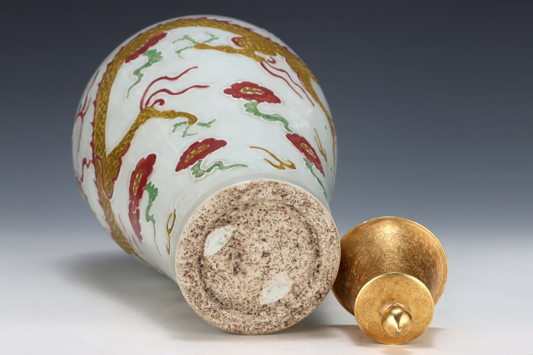 A Rare Red-and-Green Glazed Auspicious Cloud and Dragon Pattern Bottle - 8