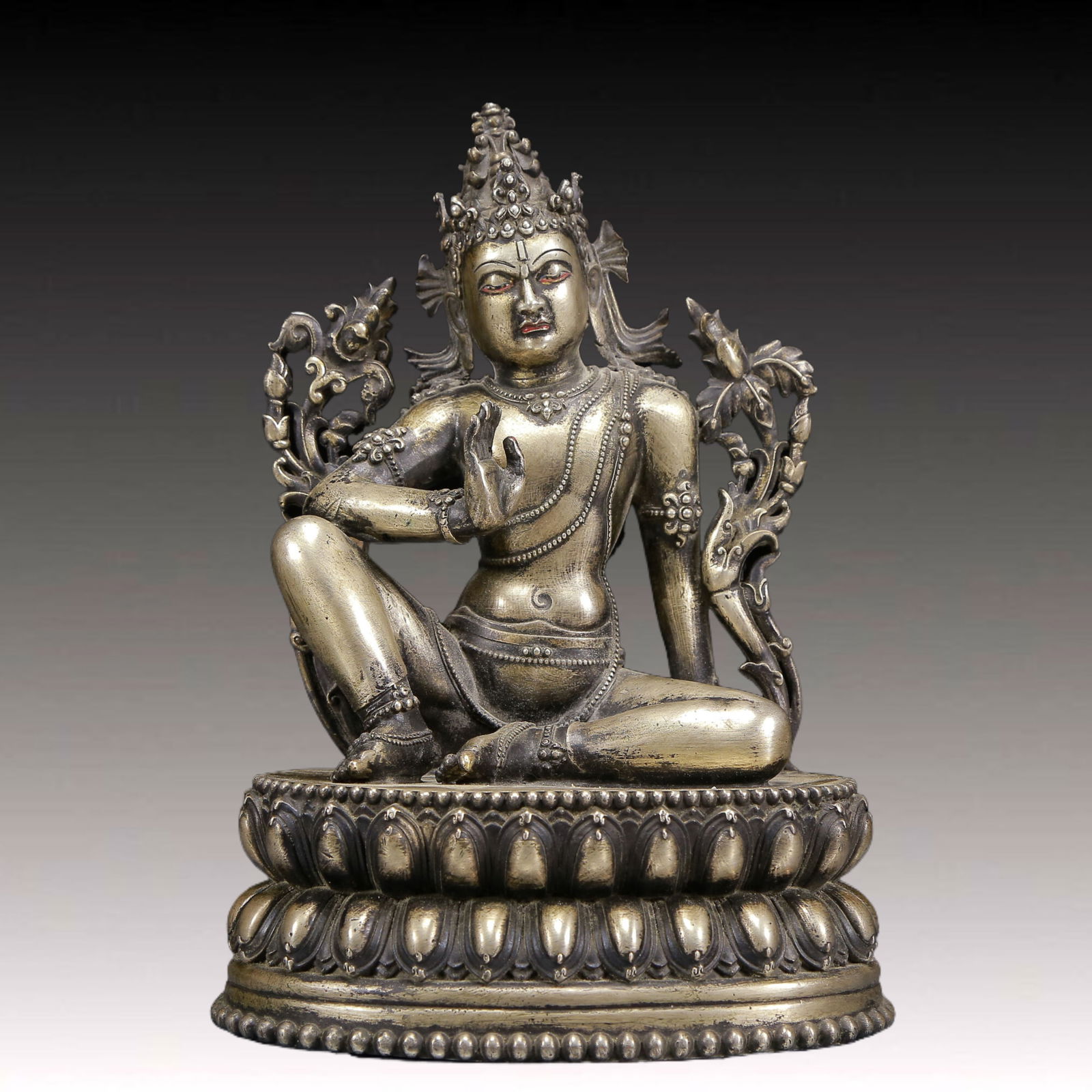 A Solemn Silver Statue of Avalokitesvara: A Solemn Silver Statue of Avalokitesvara,Ming Dynasty, China,Size:6.7inx5.5inx9.8in,Weight:3500g 银自在观音像，明代