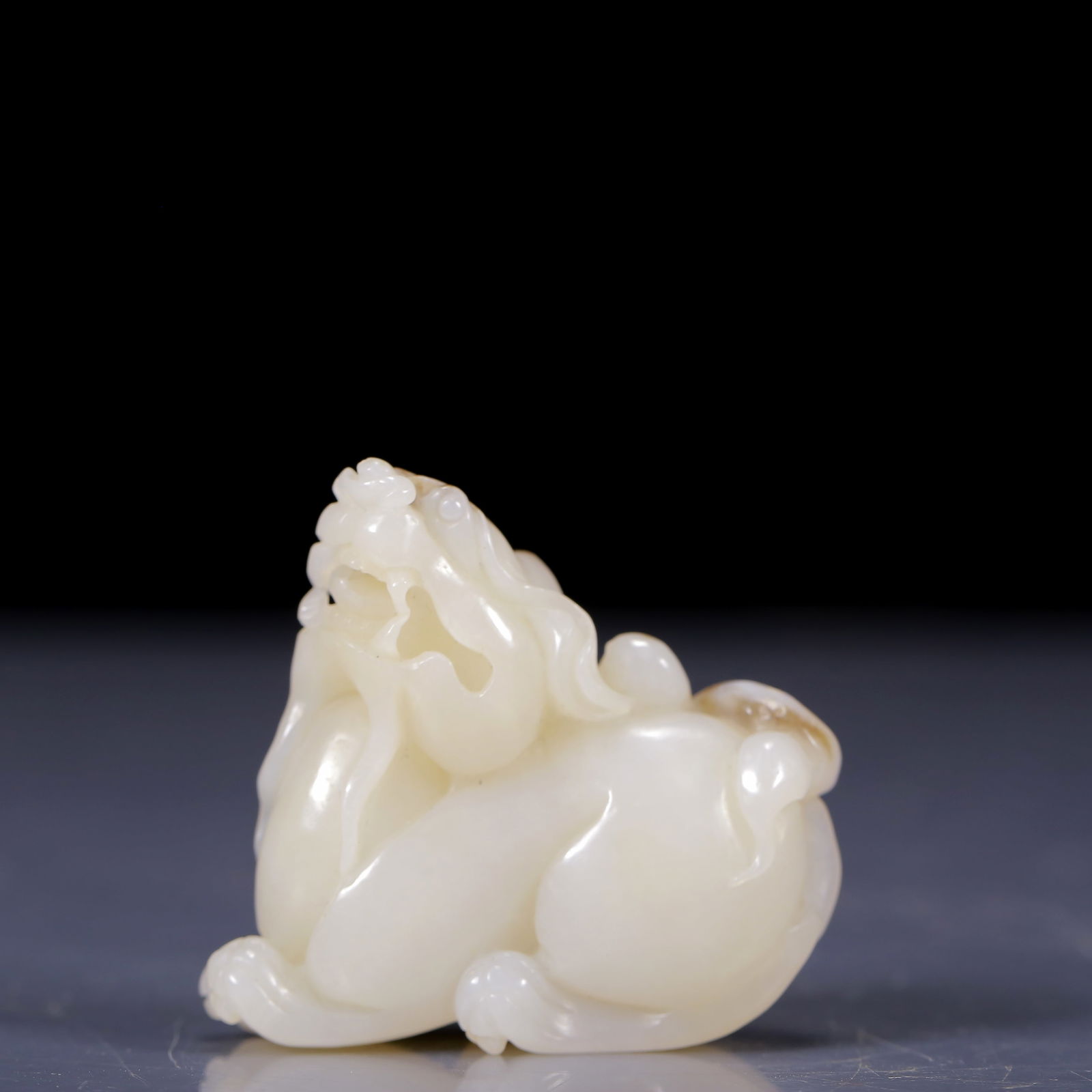 An Exquisite White Jade Unicorn Ornament: An Exquisite White Jade Unicorn Ornament ,Qing Dynasty, China,Size:1.8inx0.8inx1.8in,Weight:55g 白玉独角兽摆件，清代