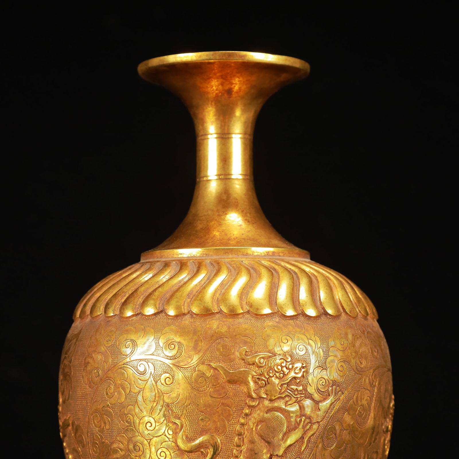 An Exquisite Gilt Bronze Auspicious Beast Pattern Vase - 2