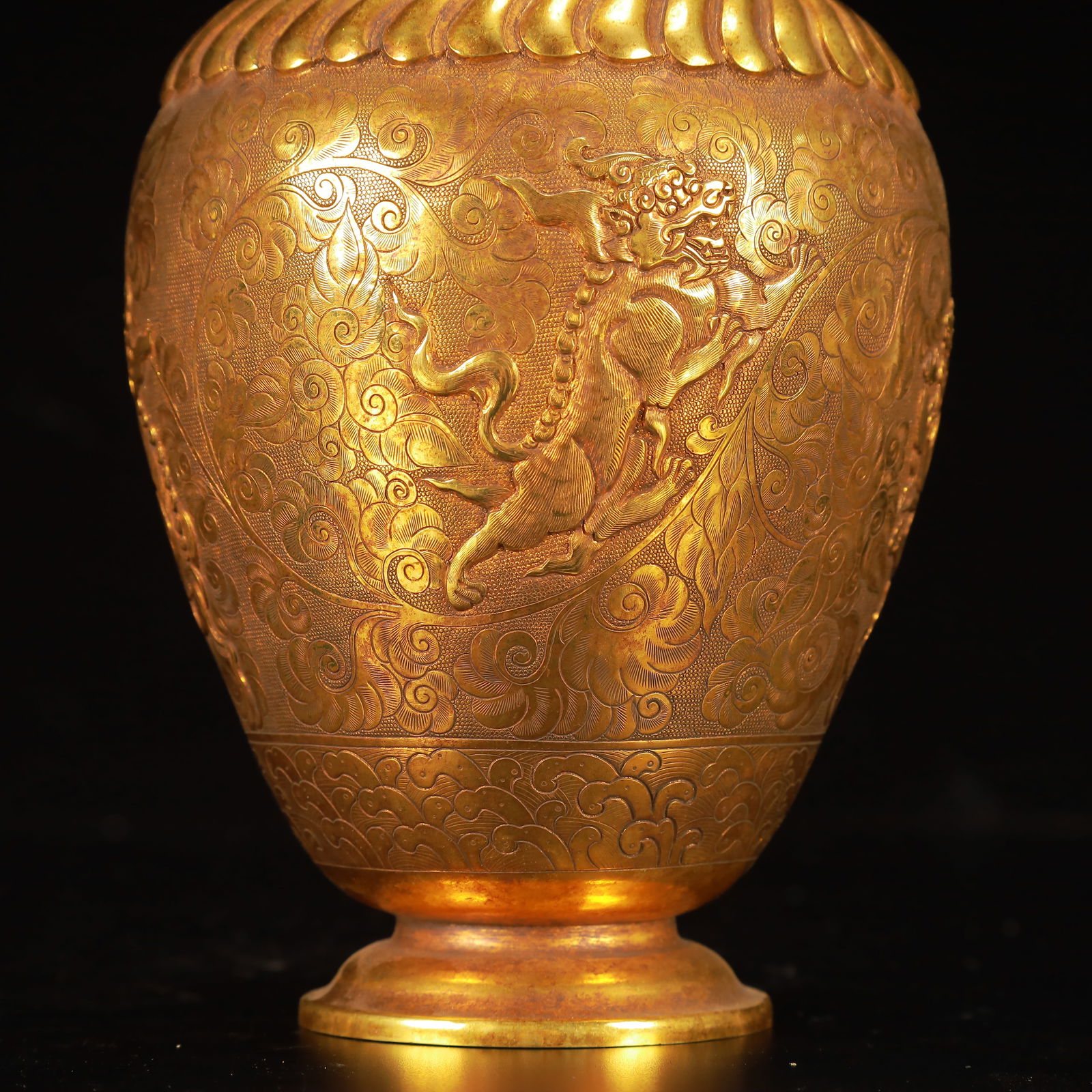 An Exquisite Gilt Bronze Auspicious Beast Pattern Vase - 3