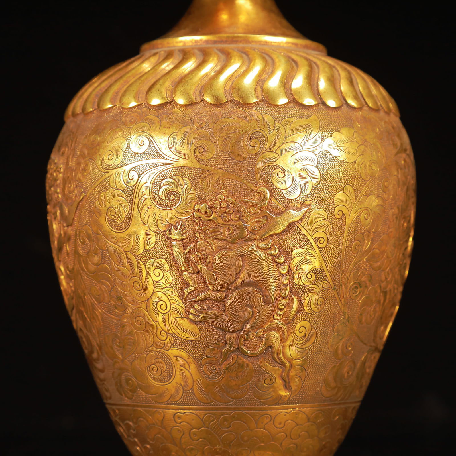 An Exquisite Gilt Bronze Auspicious Beast Pattern Vase - 5