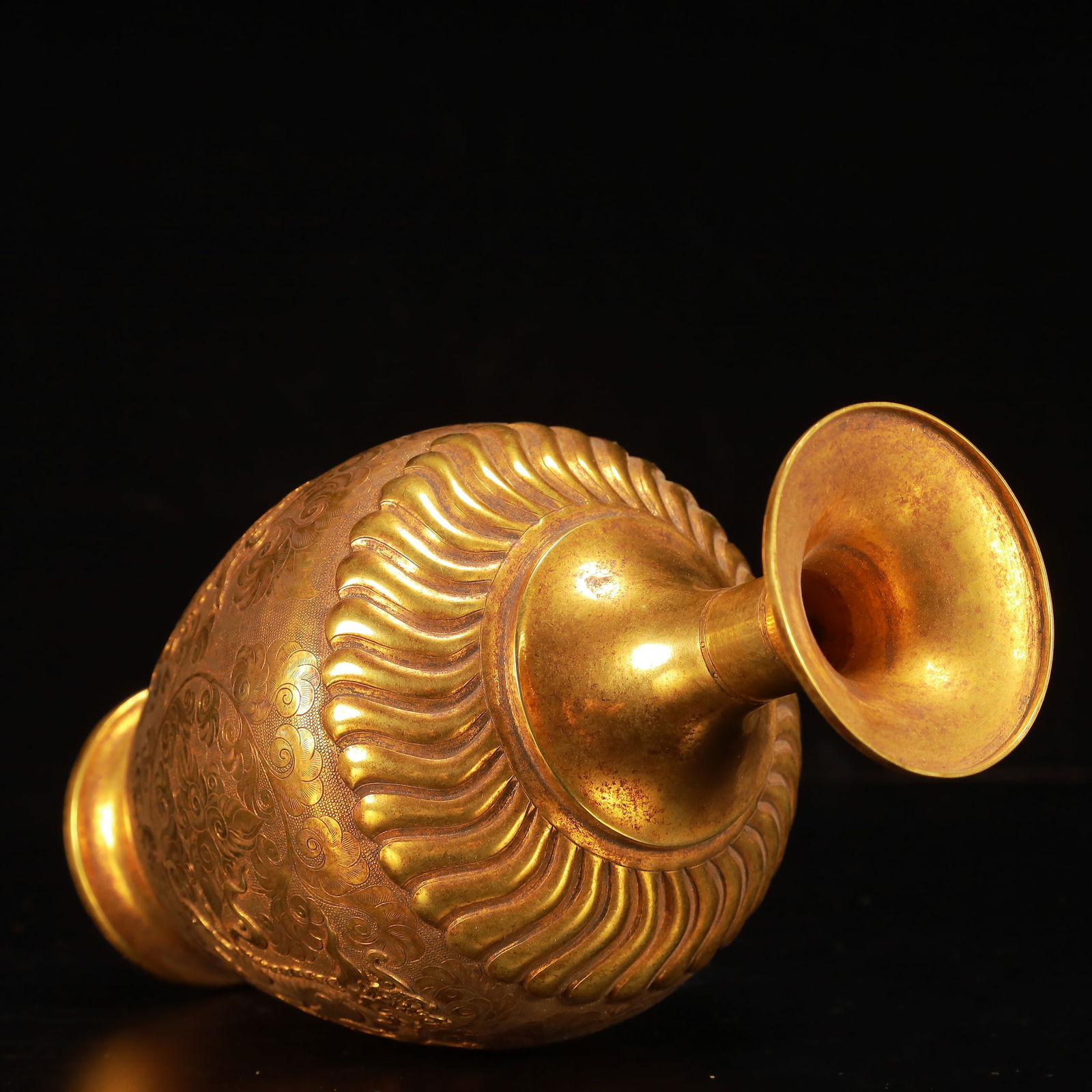 An Exquisite Gilt Bronze Auspicious Beast Pattern Vase - 8