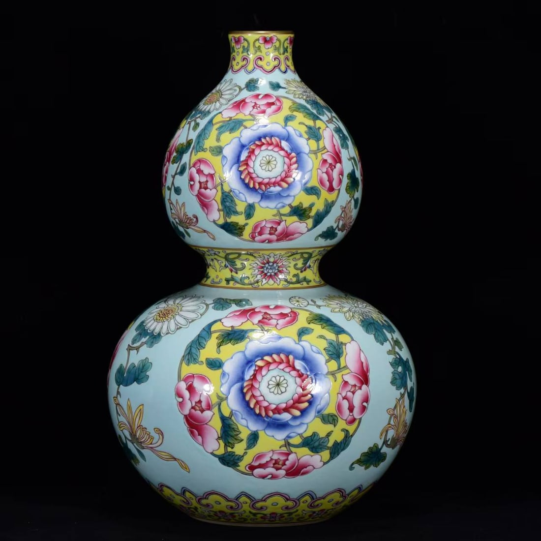 An Exquisite Famille-Rose Flower Pattern Gourd-Shaped Vase: An Exquisite Famille-Rose Flower Pattern Gourd-Shaped Vase,Qing Dynasty,China,Qianlong Six-character Mark,Size:12.2inx7.9in 