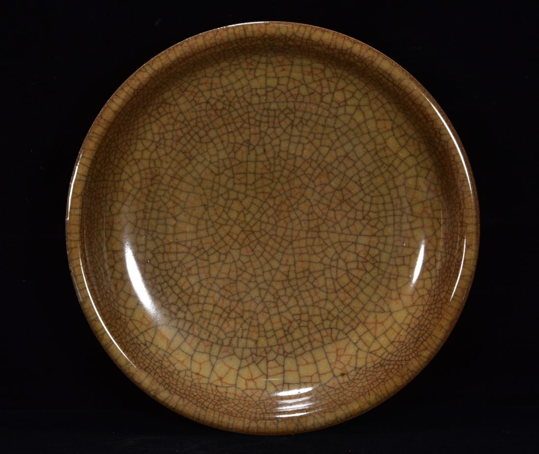 An Exquisite Guan yao Plate: An Exquisite Guan yao Plate,Song Dynasty,China,Size:2inx10.2in 官窑盘,中国宋代