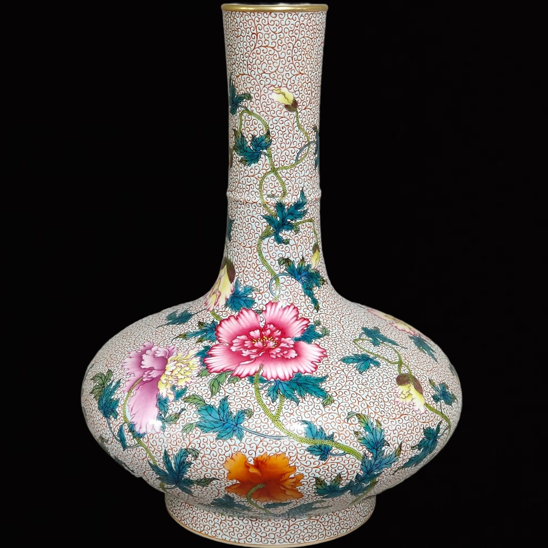 An Exquisite Famille-Rose Flower Pattern Vase (1 of 8)