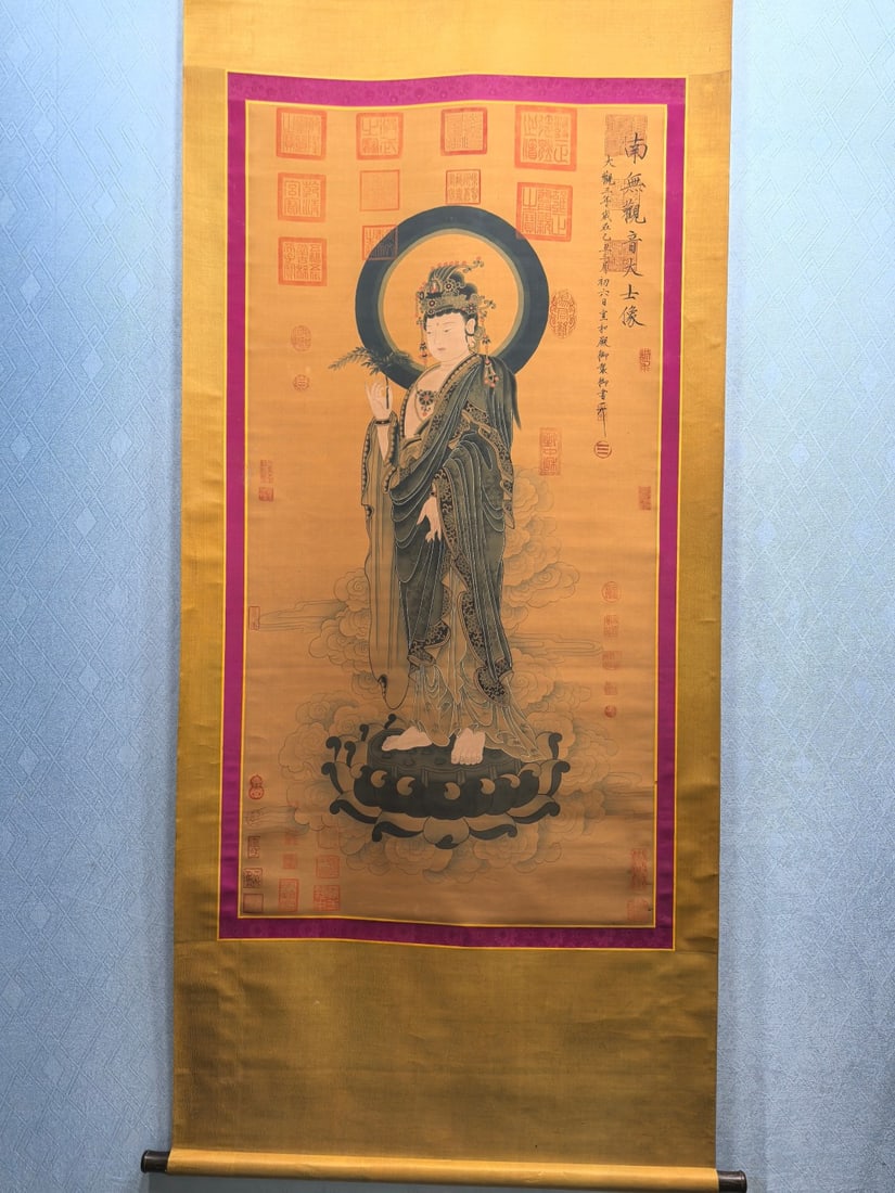 A Chinese Vertical Scroll Ink Statue of Avalokitesvara on Silk: A Chinese Vertical Scroll Ink Statue of Avalokitesvara on Silk,Song Huizong,Size:28inx55.1in 一幅中国水墨绢本观音像立轴,&#