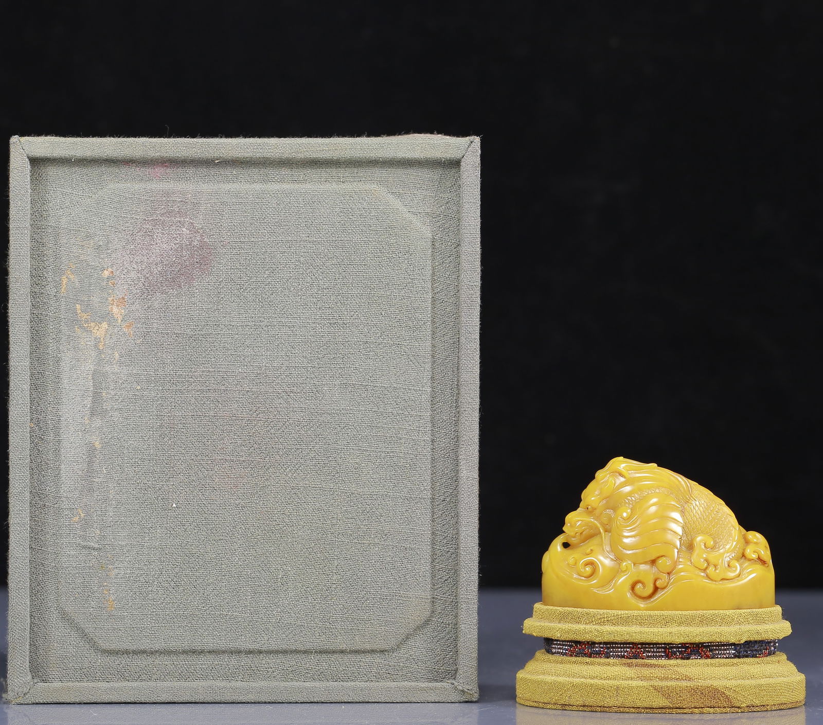 An Exquisite Tianhuang Stone Dragon Pattern Seal: An Exquisite Tianhuang Stone Dragon Pattern Seal,Qing Dynasty, China,Size:2.8inx1.6inx2in,Weight:145g 田黄石龙纹印章，清代