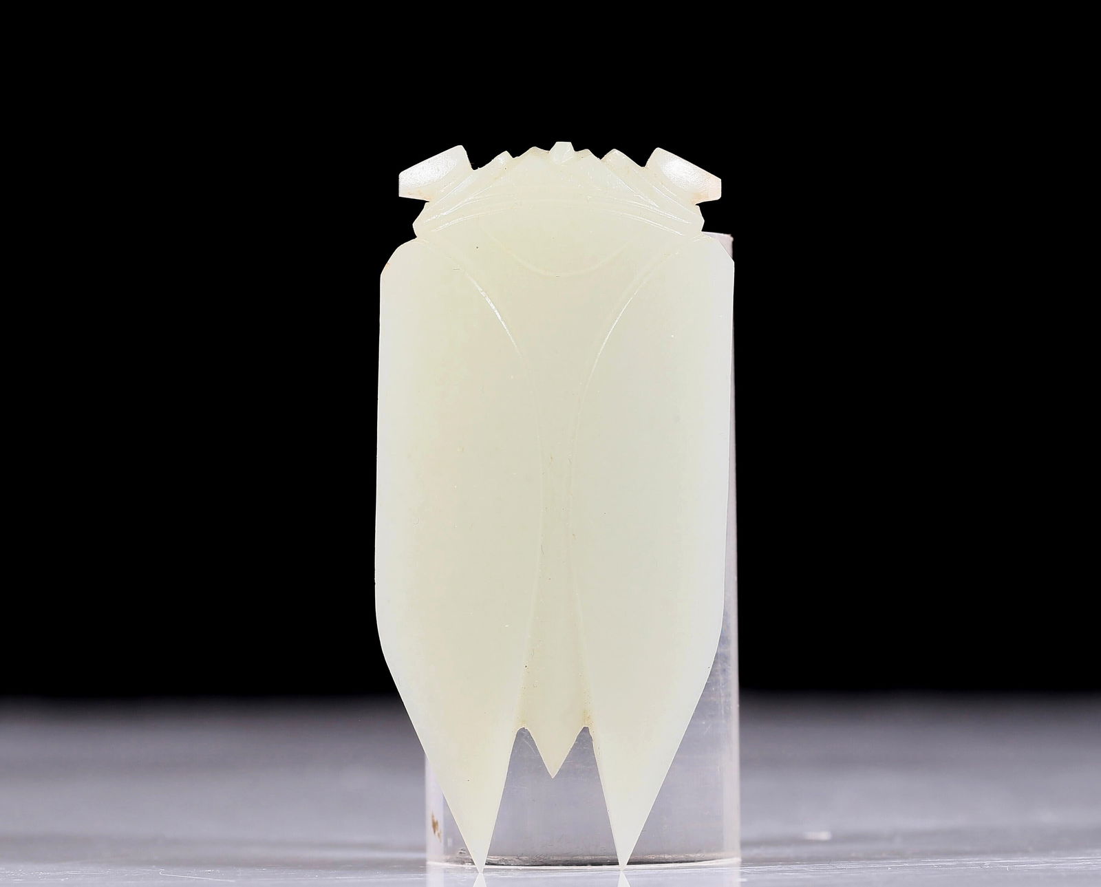 An exquisite white jade cicada: An exquisite white jade cicada, the jade shows delicate, warm and lustrous qualities. The craftsmanship is flawless, the design is exquisite, and the carvings are exquisite, showing extraordinary arti