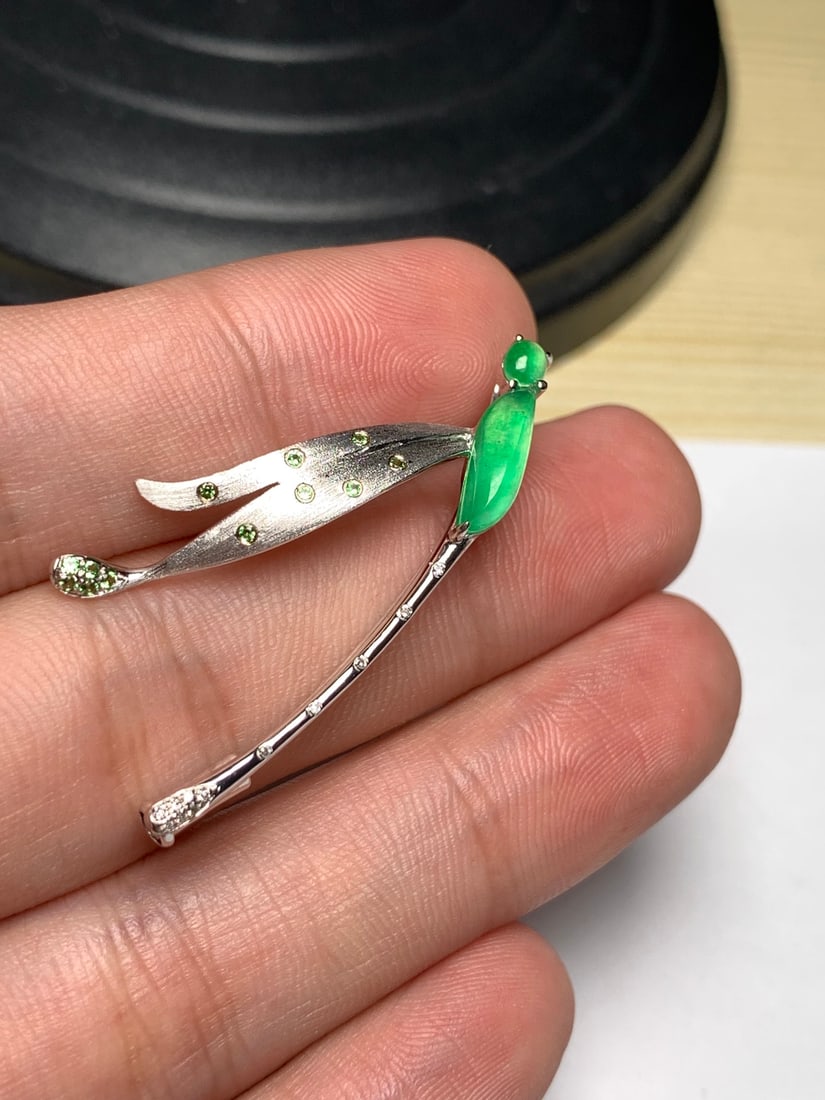 An Exquisite 18k Gold Diamond Inlaid Jadeite Brooch& Pendant Dual-Purpose: An Exquisite 18k Gold Diamond Inlaid Jadeite Brooch& Pendant Dual-Purpose,Size(Loose Stone):0.5inx0.2inx0.1in 