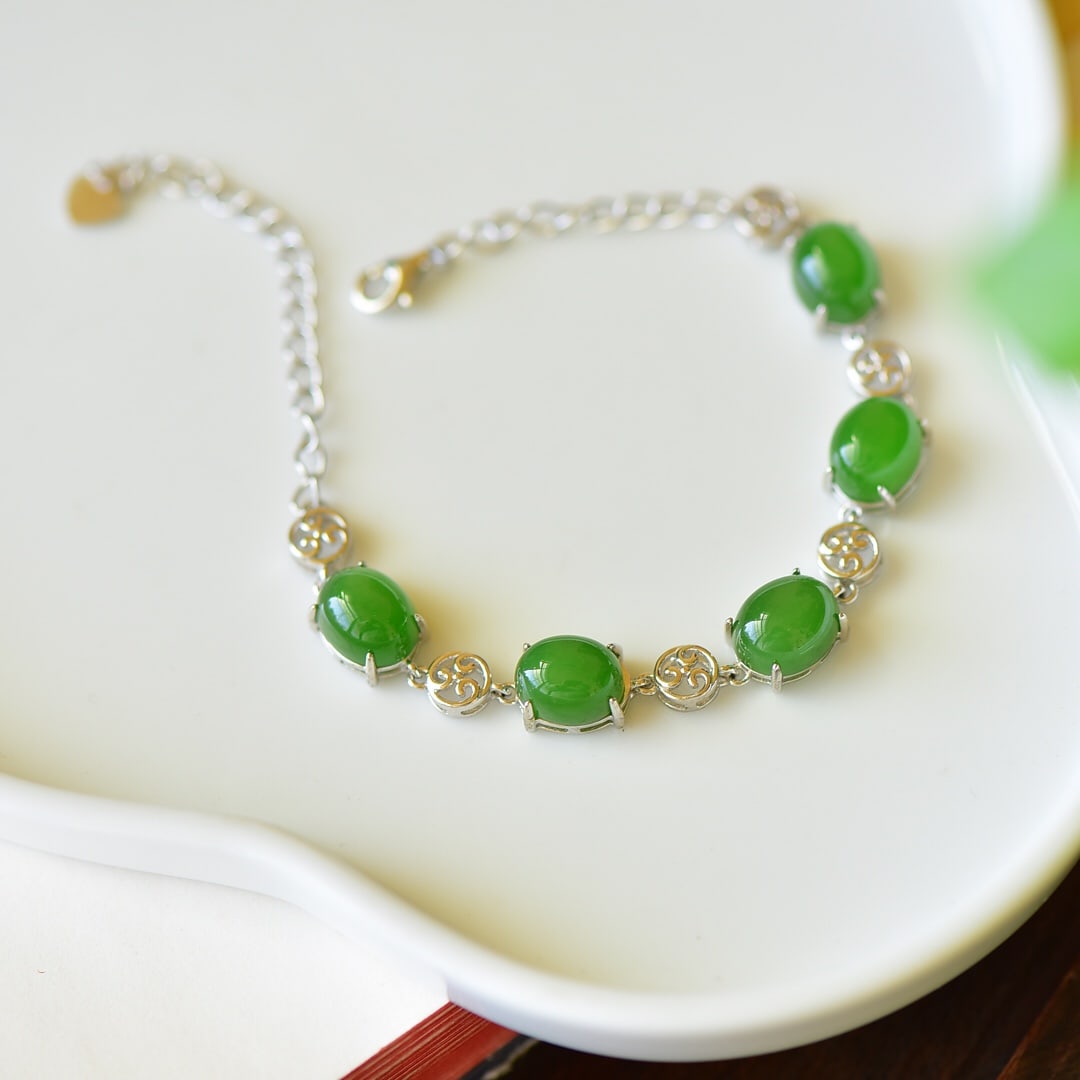 A Pair of Exquisite Sterling Silver Inlaid Jasper Bracelet: A Pair of Exquisite Sterling Silver Inlaid Jasper Bracelet,Size:0.3inx0.4in 纯银镶碧玉手链