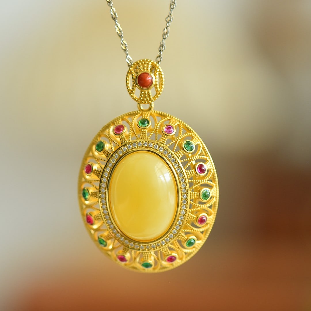 An Exquisite Sterling Silver-Gold Plated Inlaid Amber Pendant,Inlaid Diamond: An Exquisite Sterling Silver-Gold Plated Inlaid Amber Pendant,Inlaid Diamond,Size:0.6inx0.8in 纯银镀金镶琥珀吊坠,嵌钻石