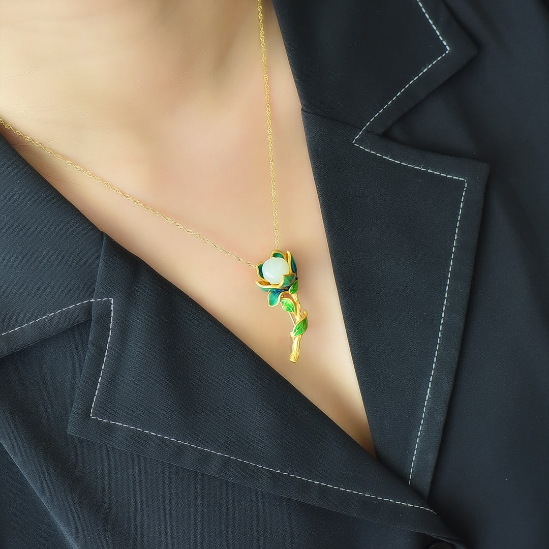 An Exquisite Sterling Silver-Gold Plated Inlaid White Jade Enamel Brooch: An Exquisite Sterling Silver-Gold Plated Inlaid White Jade Enamel Brooch,Size:0.4inx0.4in 纯银镀金镶白玉珐琅胸针