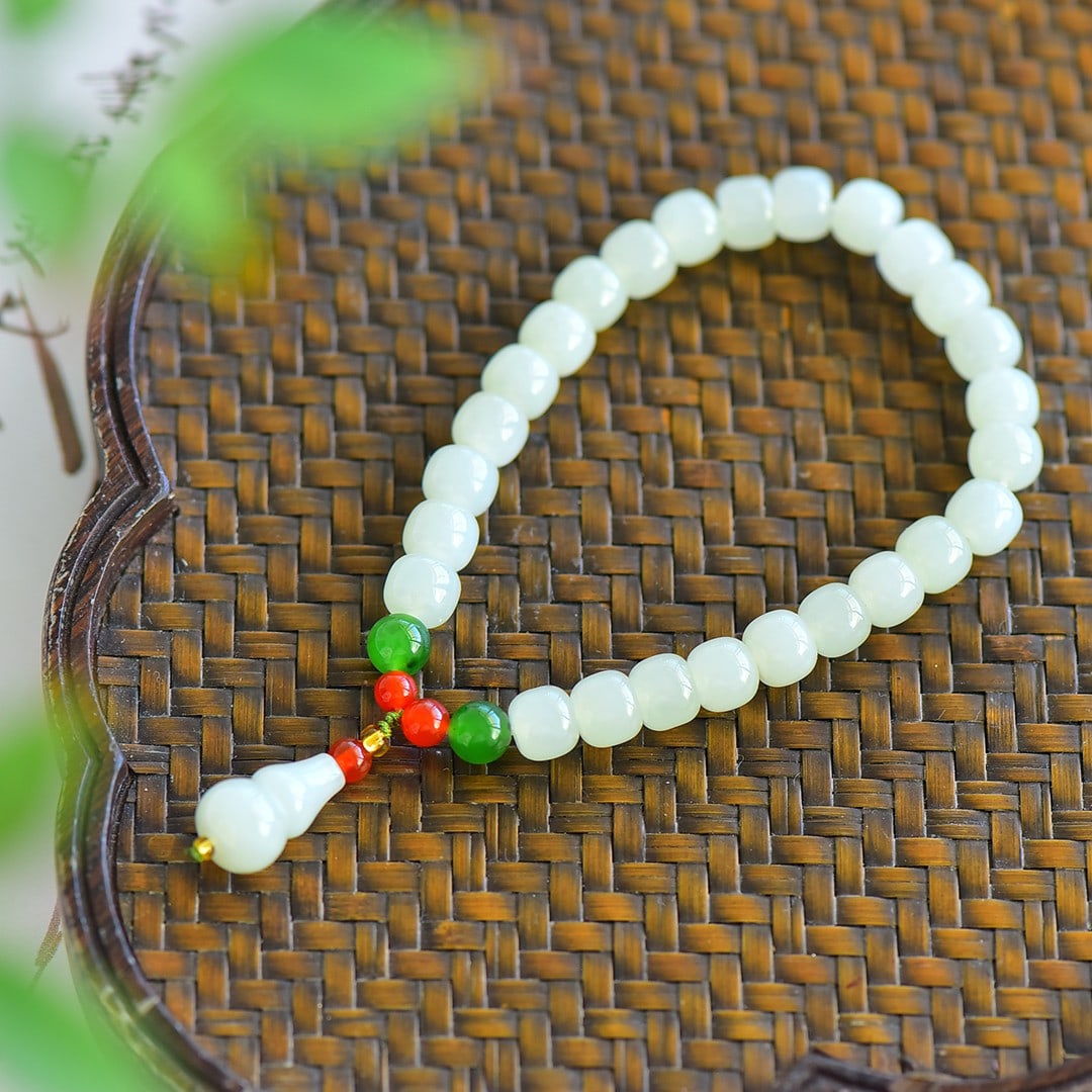 An Exquisite White Jade Bracelets: An Exquisite White Jade Bracelets,Size:0.2inx0.3in 白玉手链