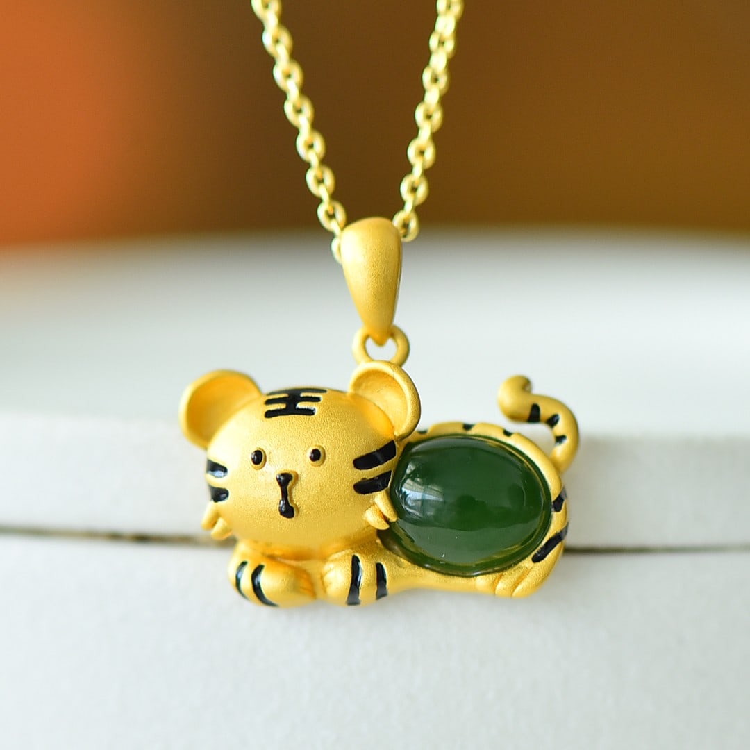 An Exquisite Sterling Silver-Gold Plated Inlaid Jasper Pendant: An Exquisite Sterling Silver-Gold Plated Inlaid Jasper Pendant,Size:0.3inx0.4in 纯银镀金镶碧玉吊坠