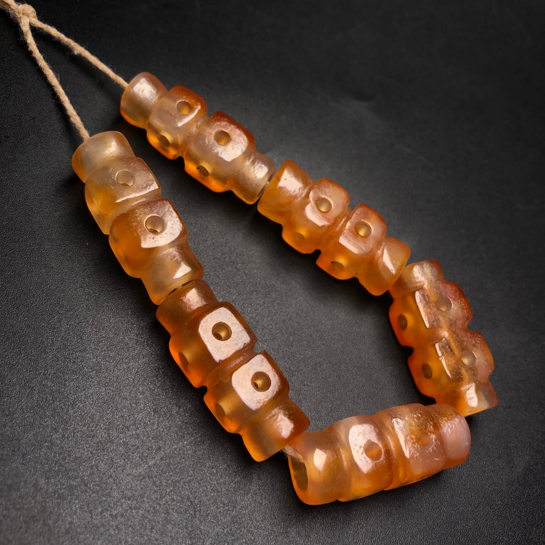 A Precious Agate Bracelets: A Precious Agate Bracelets,Size:1.1inx0.5in*6。 玛瑙手串