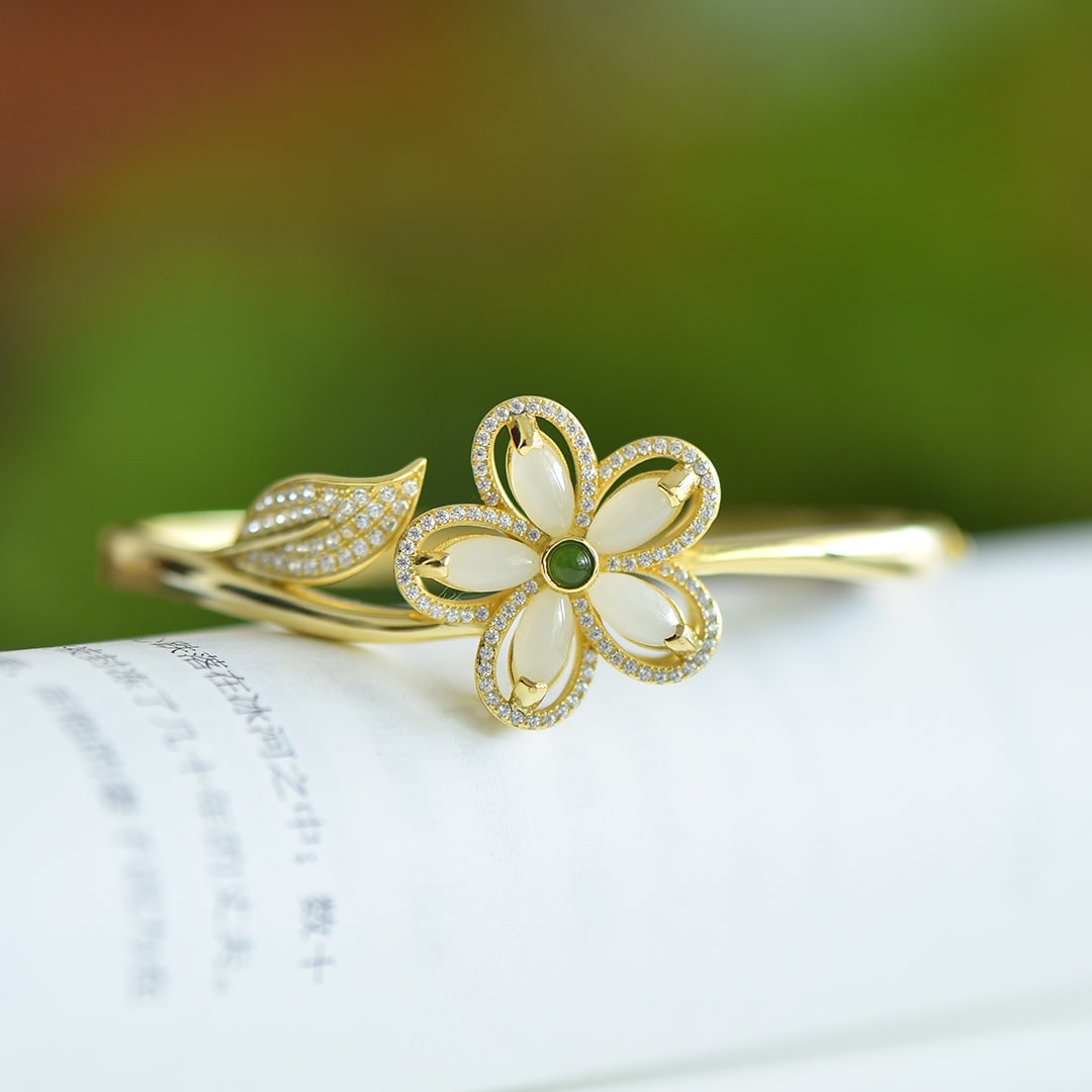 An Exquisite Sterling Silver-Gold Plated Inlaid White Jade Bracelet: An Exquisite Sterling Silver-Gold Plated Inlaid White Jade Bracelet, 纯银镀金镶白玉手镯