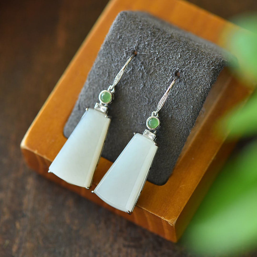 A Pair of Exquisite Sterling Silver Inlaid White Jade Earrings,Inlaid Jasper: A Pair of Exquisite Sterling Silver Inlaid White Jade Earrings,Inlaid Jasper,Size:0.6inx1.7in 一对纯银镶白玉耳环,嵌碧玉