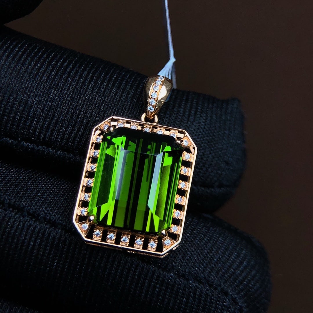10.29Ctw Natural Tourmaline Necklace: 10.29Ctw Natural Tourmaline Necklace,Size: 0.5inx0.4in 10.29Ctw天然碧玺项链