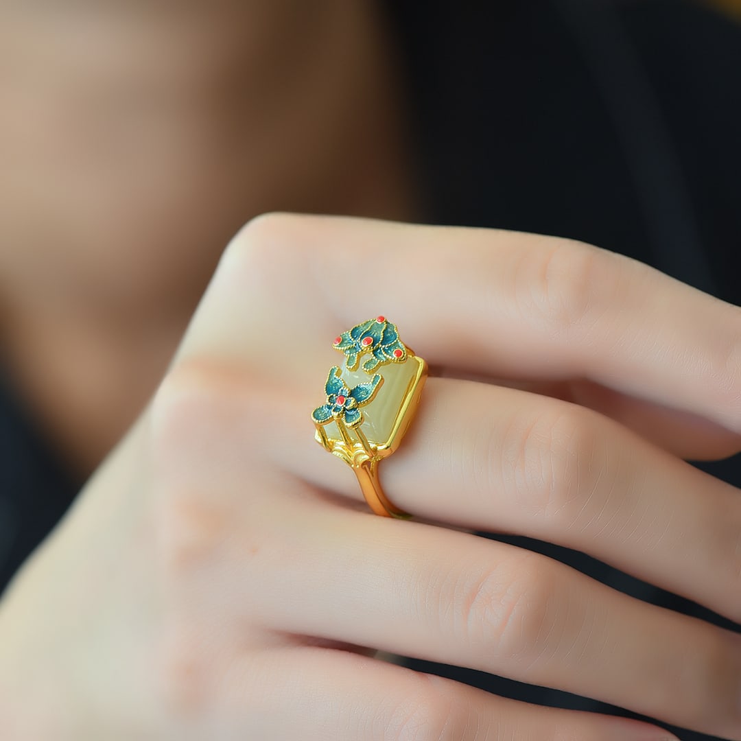 An Exquisite Sterling Silver-Gold Plated Inlaid White Jade Ring: An Exquisite Sterling Silver-Gold Plated Inlaid White Jade Ring,Size:0.4inx0.5in 纯银镀金镶白玉戒指