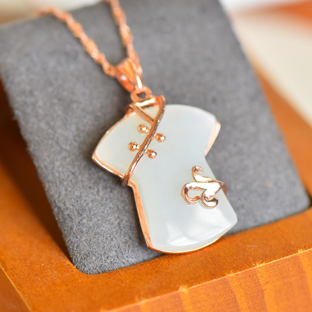 An Exquisite Sterling Silver-Gold Plated Inlaid White Jade Pendant: Sterling Silver-Gold Plated Inlaid White Jade Pendant , Size :0.8inx0.9in 纯银镀金镶白玉吊坠,尺寸:0.8inx0.9in