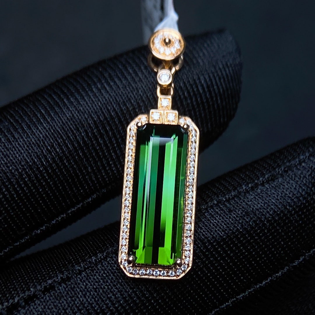 5.23Ctw Natural Tourmaline Necklace: 5.23Ctw Natural Tourmaline Necklace,Size:0.6inx0.2in 5.23Ctw天然碧玺项链