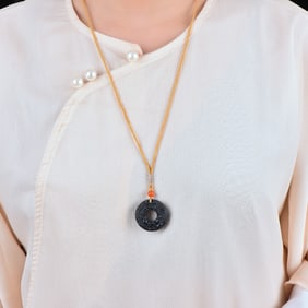 An Exquisite Black and White Jade Wealth-Attracting Creature Pattern Pendant