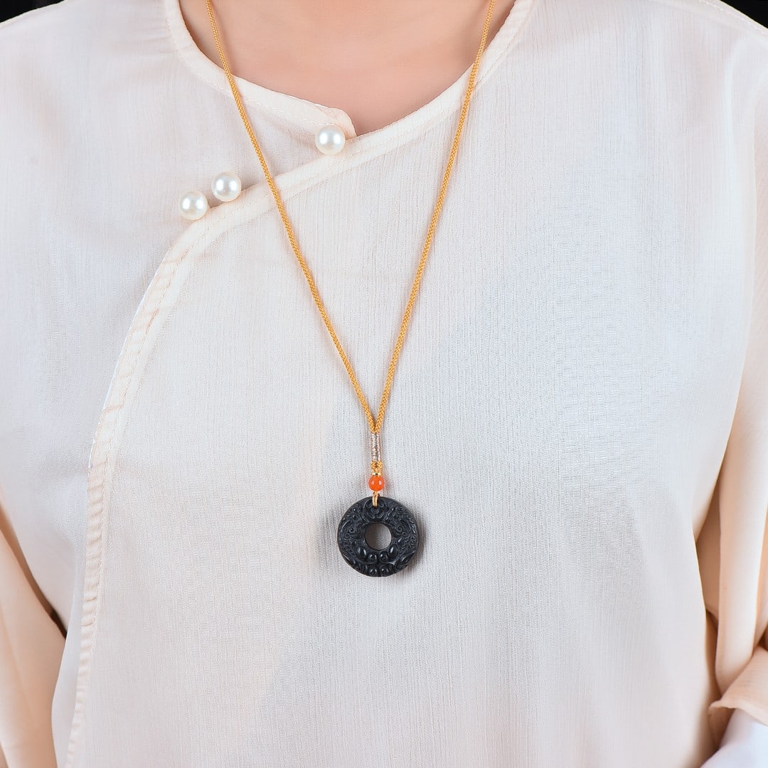 An Exquisite Black and White Jade Wealth-Attracting Creature Pattern Pendant: An Exquisite Black and White Jade Wealth-Attracting Creature Pattern Pendant,Size:1.2inx1.2in 黑玉貔貅纹挂件