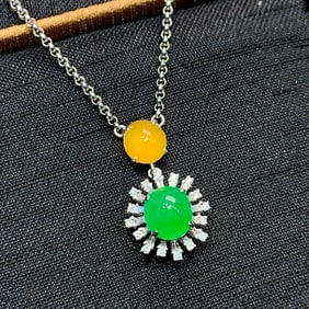 An Exquisite 18k Gold Diamond Inlaid Jadeite Necklace