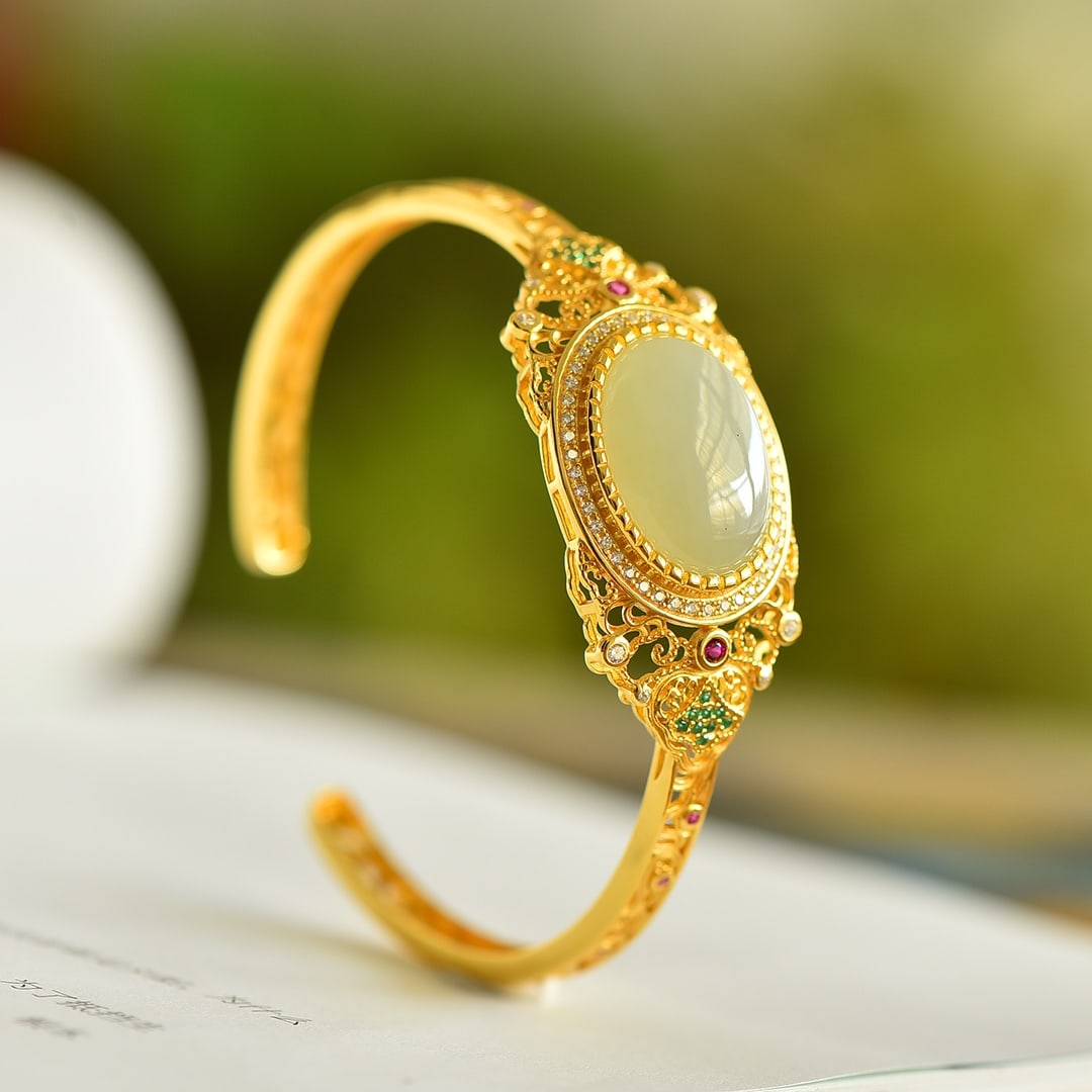 An Exquisite Sterling Silver-Gold Plated Inlaid White Jade Bracelet,Inlaid Diamond: An Exquisite Sterling Silver-Gold Plated Inlaid White Jade Bracelet,Inlaid Diamond 纯银镀金镶白玉手镯,嵌钻石