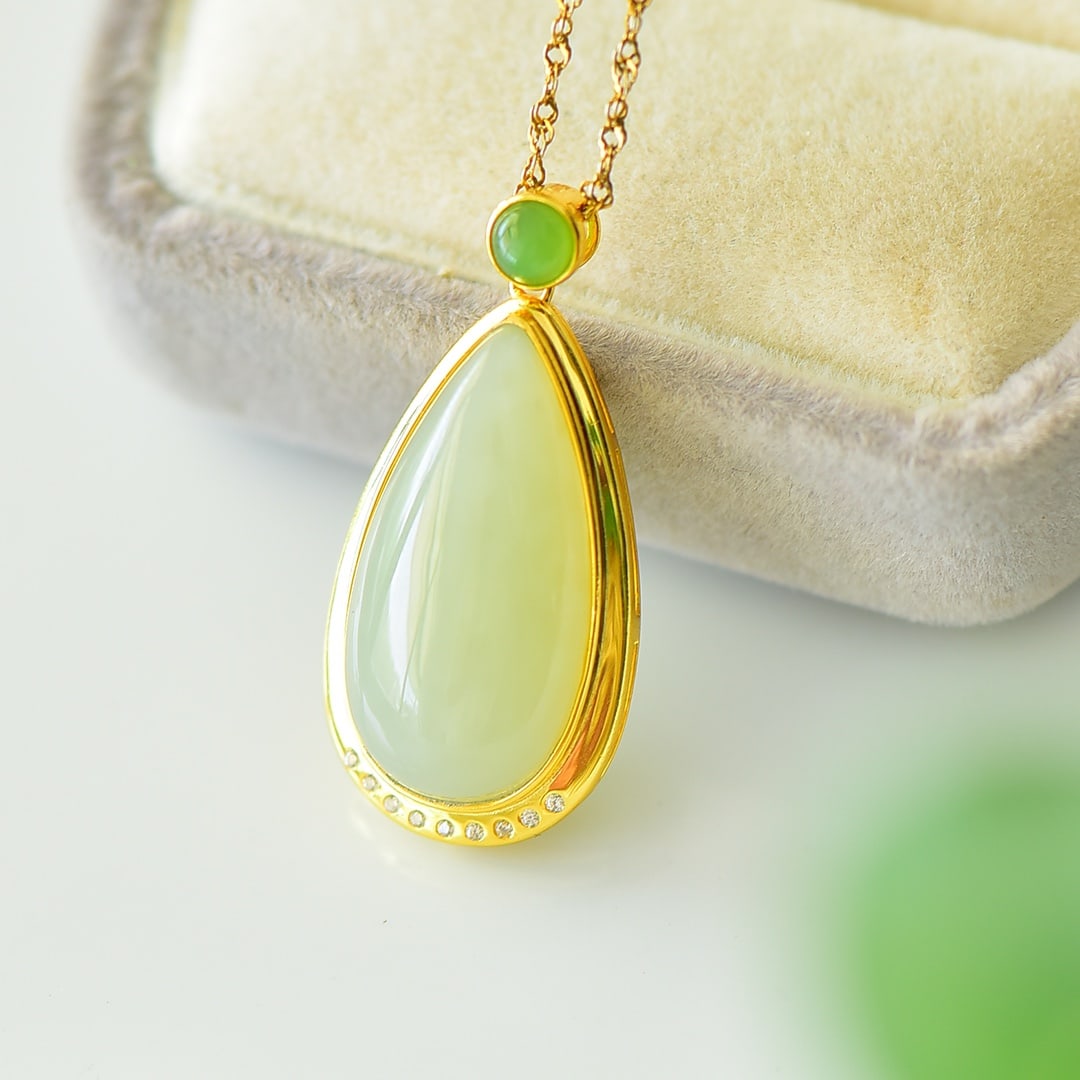 An Exquisite Sterling Silver-Gold Plated Inlaid White Jade Necklace,Inlaid Diamond: An Exquisite Sterling Silver-Gold Plated Inlaid White Jade Necklace,Inlaid Diamond,Size:0.7inx1.4in 纯银镀金镶白玉项链,嵌钻石