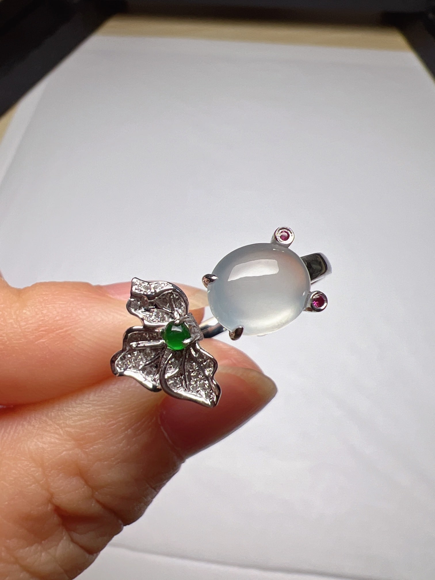 An Exquisite 18k Gold Diamond Inlaid Jadeite Ring: An Exquisite 18k Gold Diamond Inlaid Jadeite Ring 18k金钻镶嵌翡翠戒指