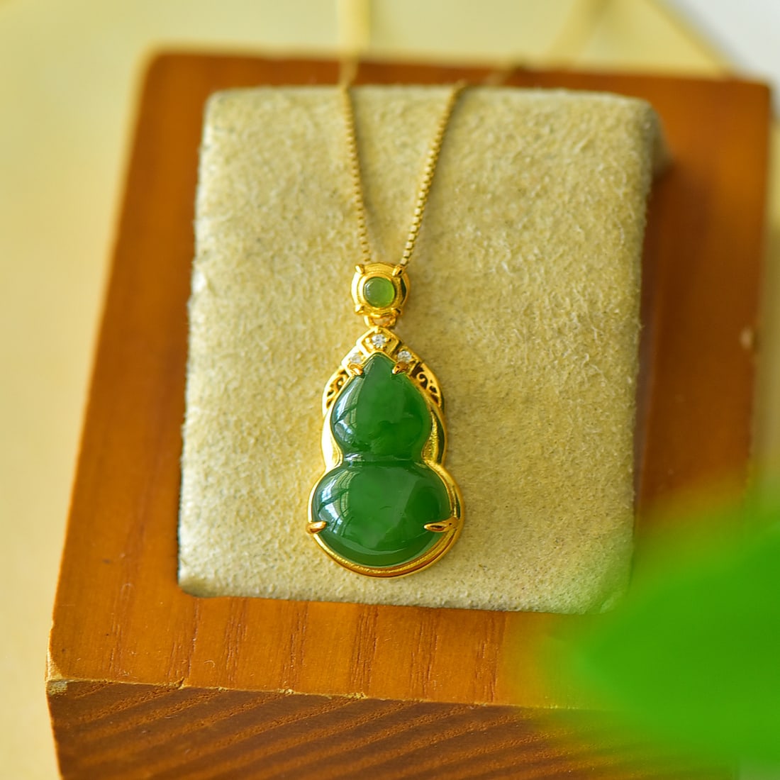 An Exquisite Sterling Silver-Gold Plated Inlaid Jasper Necklace,Inlaid Diamond: An Exquisite Sterling Silver-Gold Plated Inlaid Jasper Necklace,Inlaid Diamond,Size:0.5inx1in 纯银镀金镶碧玉项链,嵌钻石