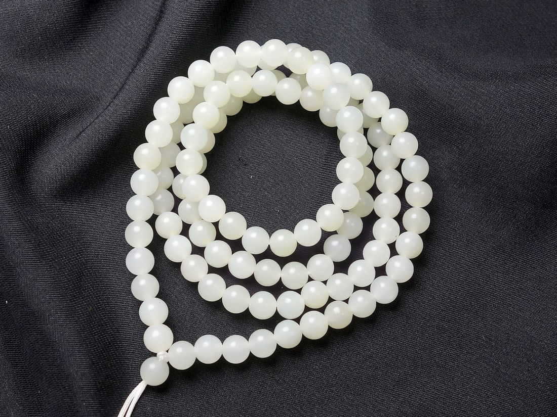 An Exquisite White Jade Necklace: An Exquisite White Jade Necklace,Size:(bead)0.2in 白玉项链
