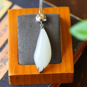 A Pair of Exquisite Sterling Silver Inlaid White Jade Necklace