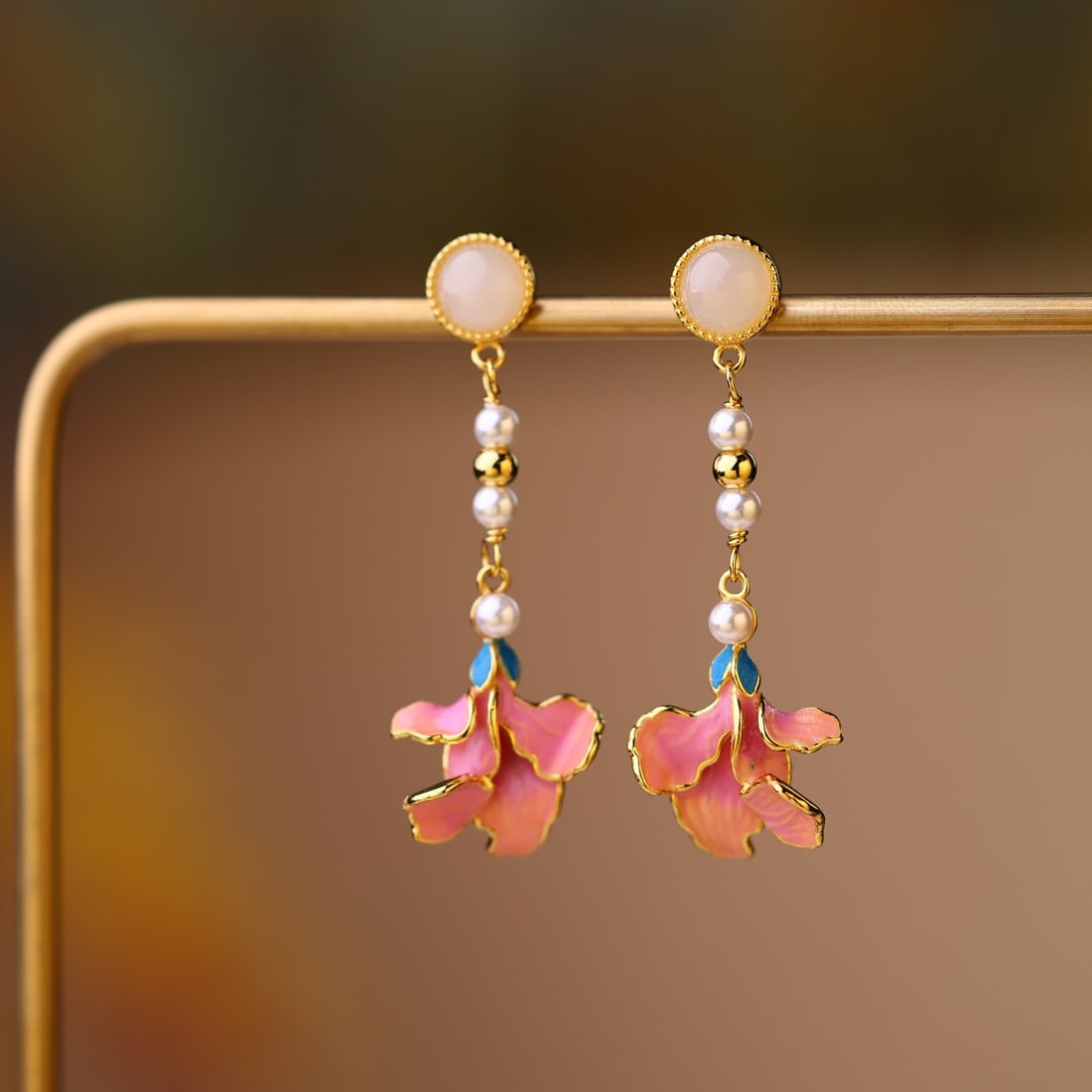 A Pair of Exquisite Sterling Silver-Gold Plated Inlaid White Jade Earrings,Inlaid Pearls: A Pair of Exquisite Sterling Silver-Gold Plated Inlaid White Jade Earrings,Inlaid Pearls,Size:0.2inx0.2in 