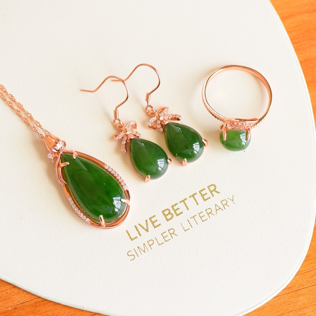 A Set of Fine Sterling Silver-Gold Plated Inlaid Jasper Jewelrys: A Set of Fine Sterling Silver-Gold Plated Inlaid Jasper Jewelrys 一套纯银镀金镶碧玉首饰