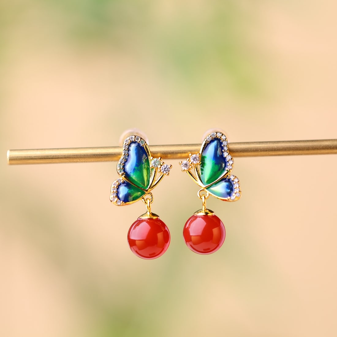 A Pair of Exquisite Sterling Silver-Gold Plated Inlaid Agate Earrings: A Pair of Exquisite Sterling Silver-Gold Plated Inlaid Agate Earrings,Size:0.3inx0.3in 一对纯银镀金镶玛瑙耳环