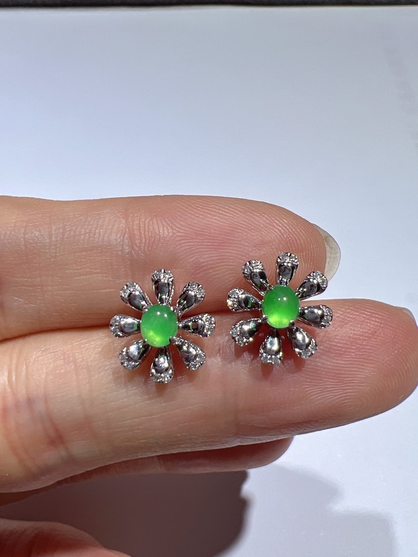A Pair of Exquisite 18k Gold Diamond Inlaid Jadeite Earrings: A Pair of Exquisite 18k Gold Diamond Inlaid Jadeite Earrings,Size(Loose Stone):0.2inx0.1in 一对18k金钻镶嵌翡翠耳钉