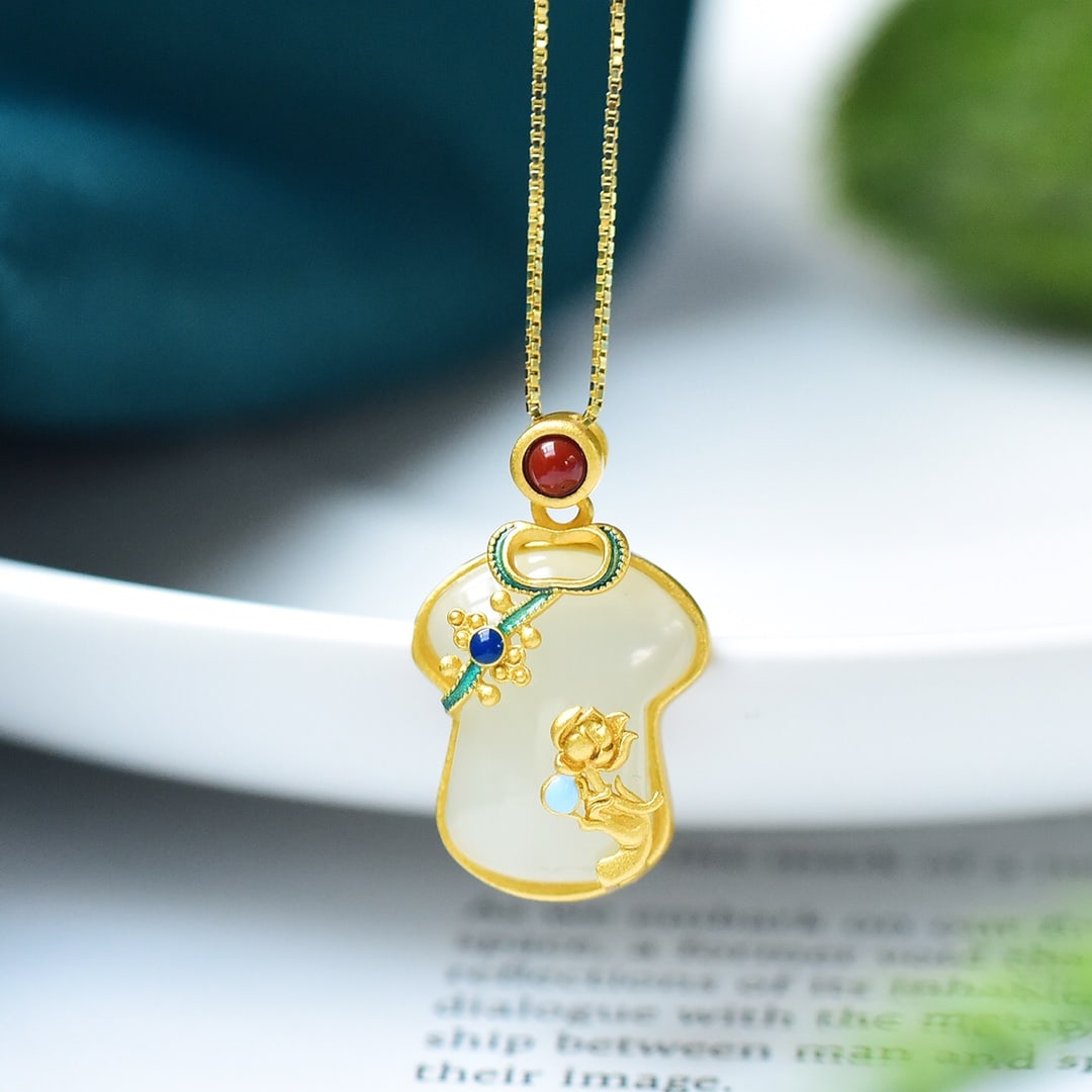 An Exquisite Sterling Silver-Gold Plated Inlaid White Jade Pendant: An Exquisite Sterling Silver-Gold Plated Inlaid White Jade Pendant 纯银镀金镶白玉吊坠