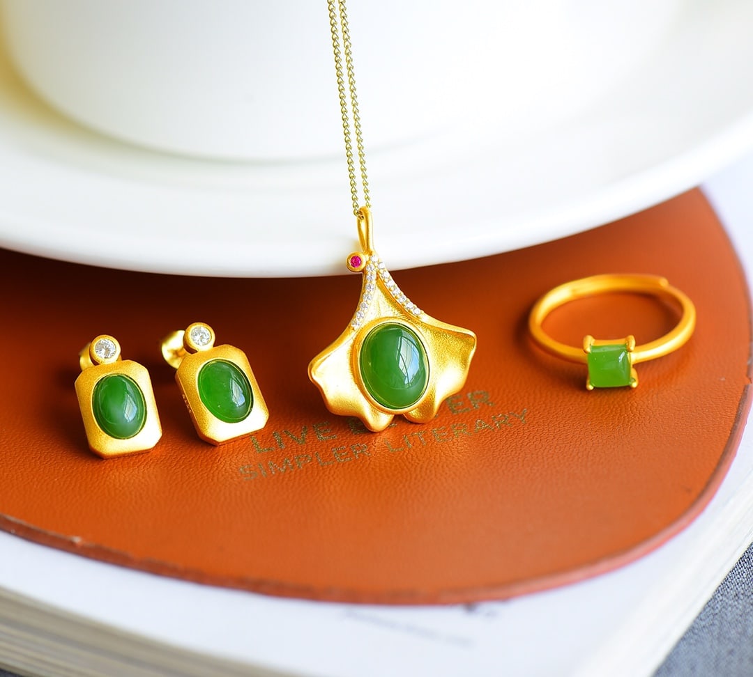 A Set of Fine Sterling Silver-Gold Plated Inlaid Jasper Jewelrys: A Set of Fine Sterling Silver-Gold Plated Inlaid Jasper Jewelrys 一套纯银镀金镶碧玉首饰