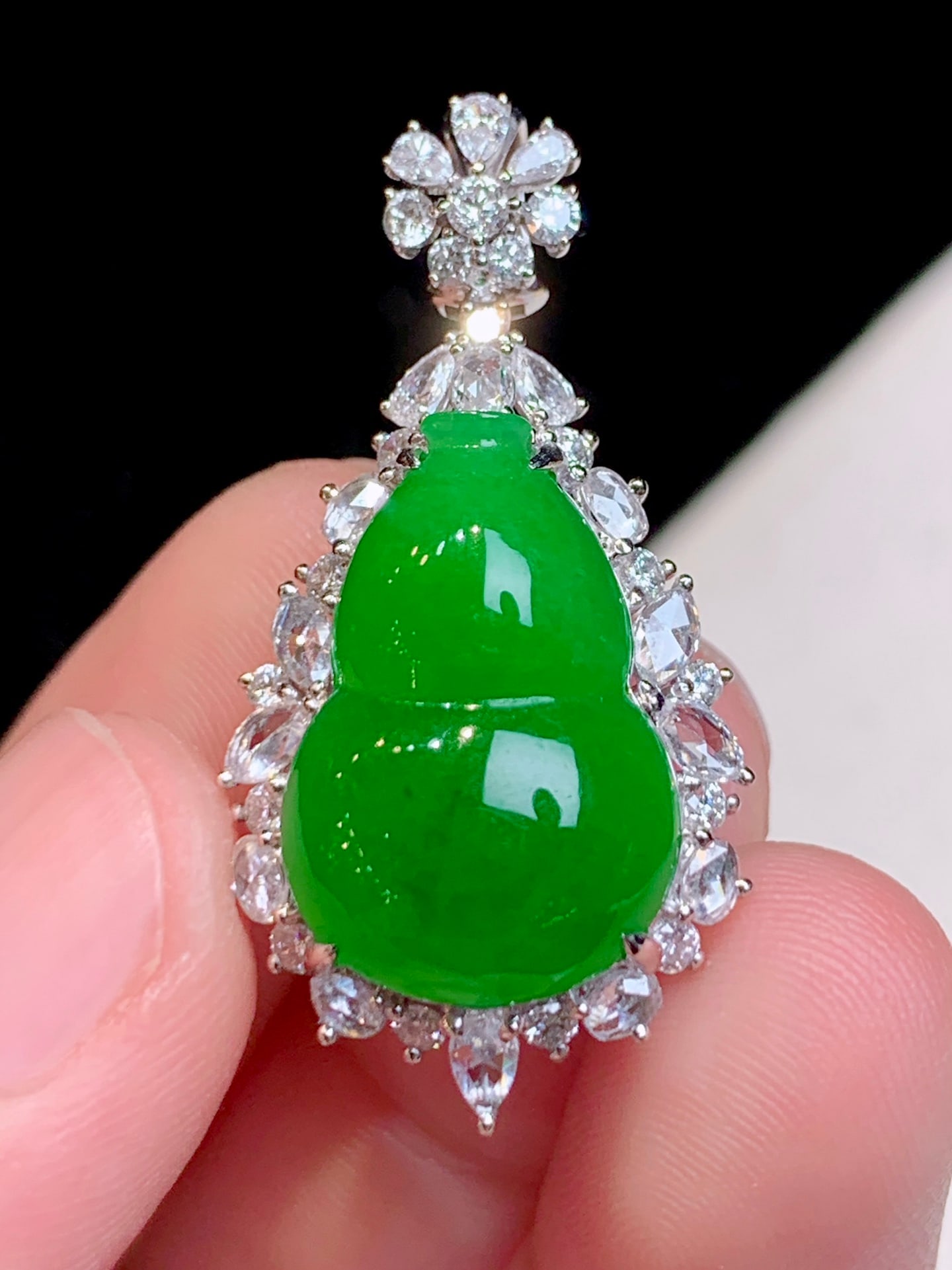 An Exquisite 18k Gold Diamond Inlaid Jadeite Pendant: An Exquisite 18k Gold Diamond Inlaid Jadeite Pendant,Size(Loose Stone):0.7inx0.5inx0.2in 18k金钻镶嵌翡翠吊坠