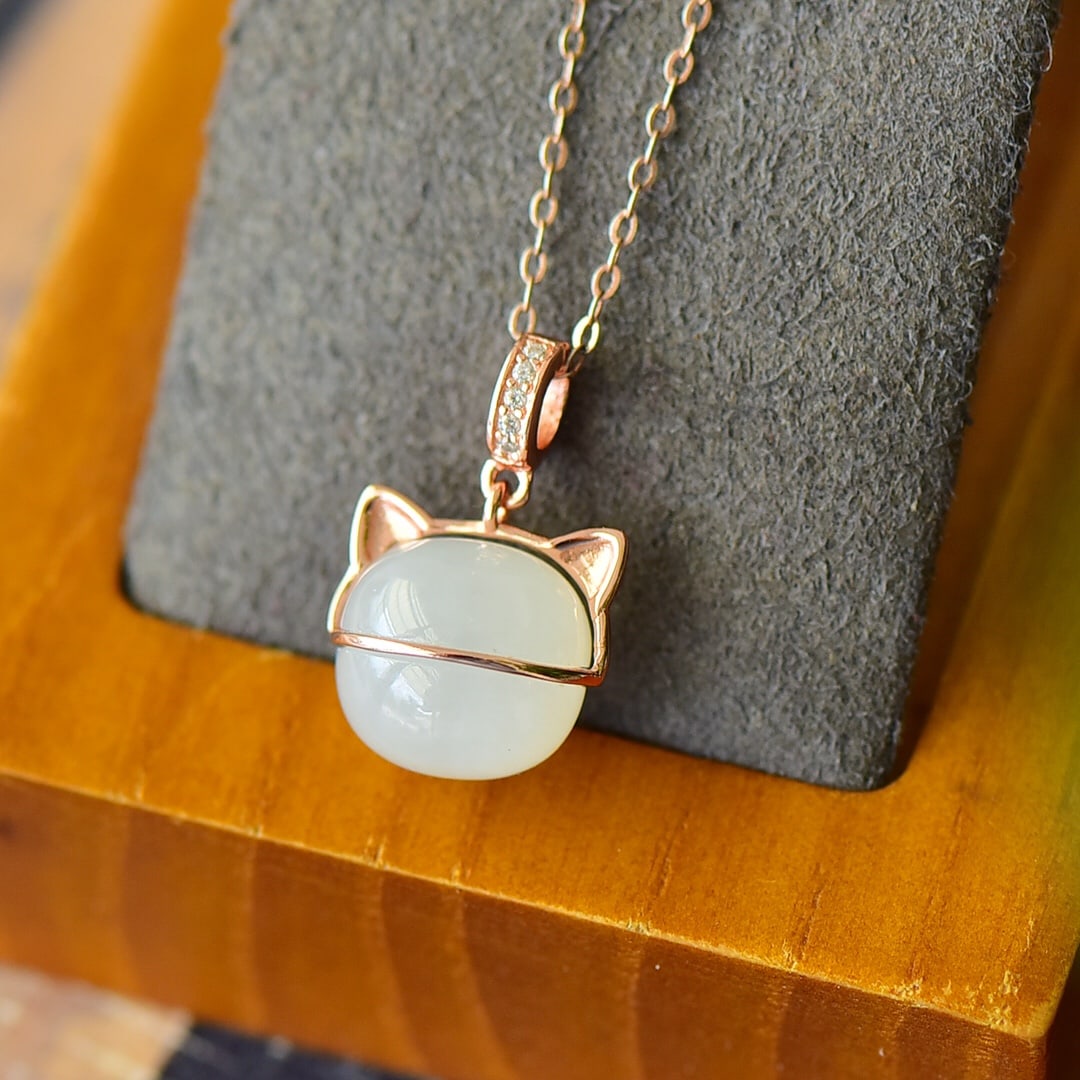 A Pair of Exquisite Sterling Silver Inlaid White Jade Necklace,Inlaid Diamond: A Pair of Exquisite Sterling Silver Inlaid White Jade Necklace,Inlaid Diamond,Size:0.5inx0.8in 纯银镶白玉项链,嵌钻石