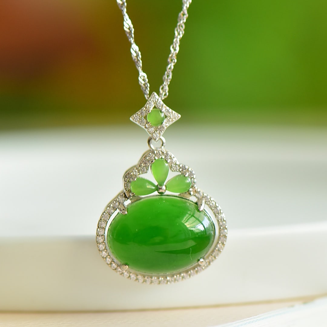 An Exquisite Sterling Silver Inlaid Jasper Pendant,Inlaid Diamond: An Exquisite Sterling Silver Inlaid Jasper Pendant,Inlaid Diamond 纯银镶碧玉项链,嵌钻石