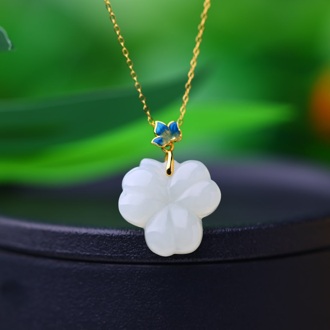 An Exquisite Sterling Silver-Gold Plated Inlaid White Jade Pendant: An Exquisite Sterling Silver-Gold Plated Inlaid White Jade Pendant,Size:0.7inx0.7in 纯银镀金镶白玉吊坠