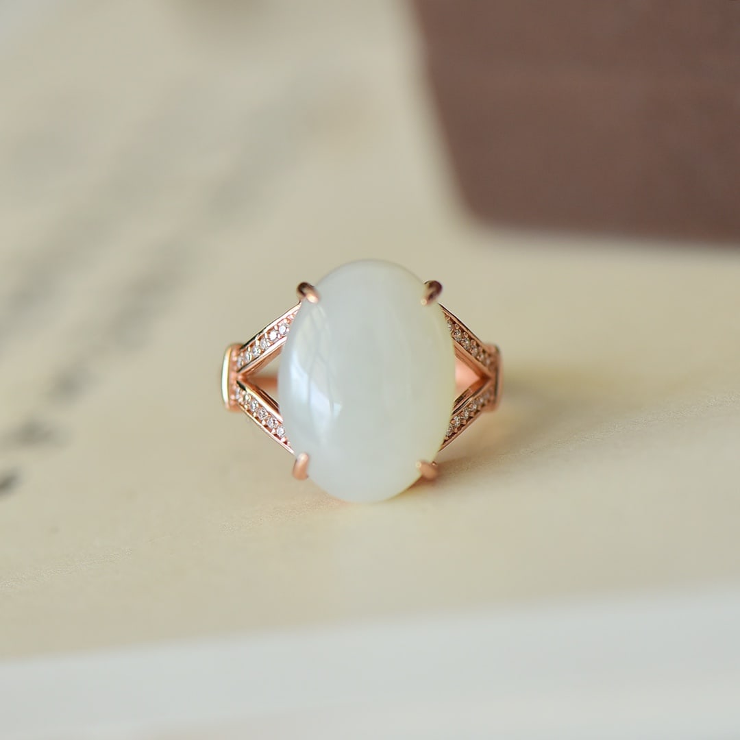 An Exquisite Sterling Silver-Gold Plated Inlaid White Jade Ring: An Exquisite Sterling Silver-Gold Plated Inlaid White Jade Ring,Size:0.4inx0.4in 纯银镀金镶白玉戒指