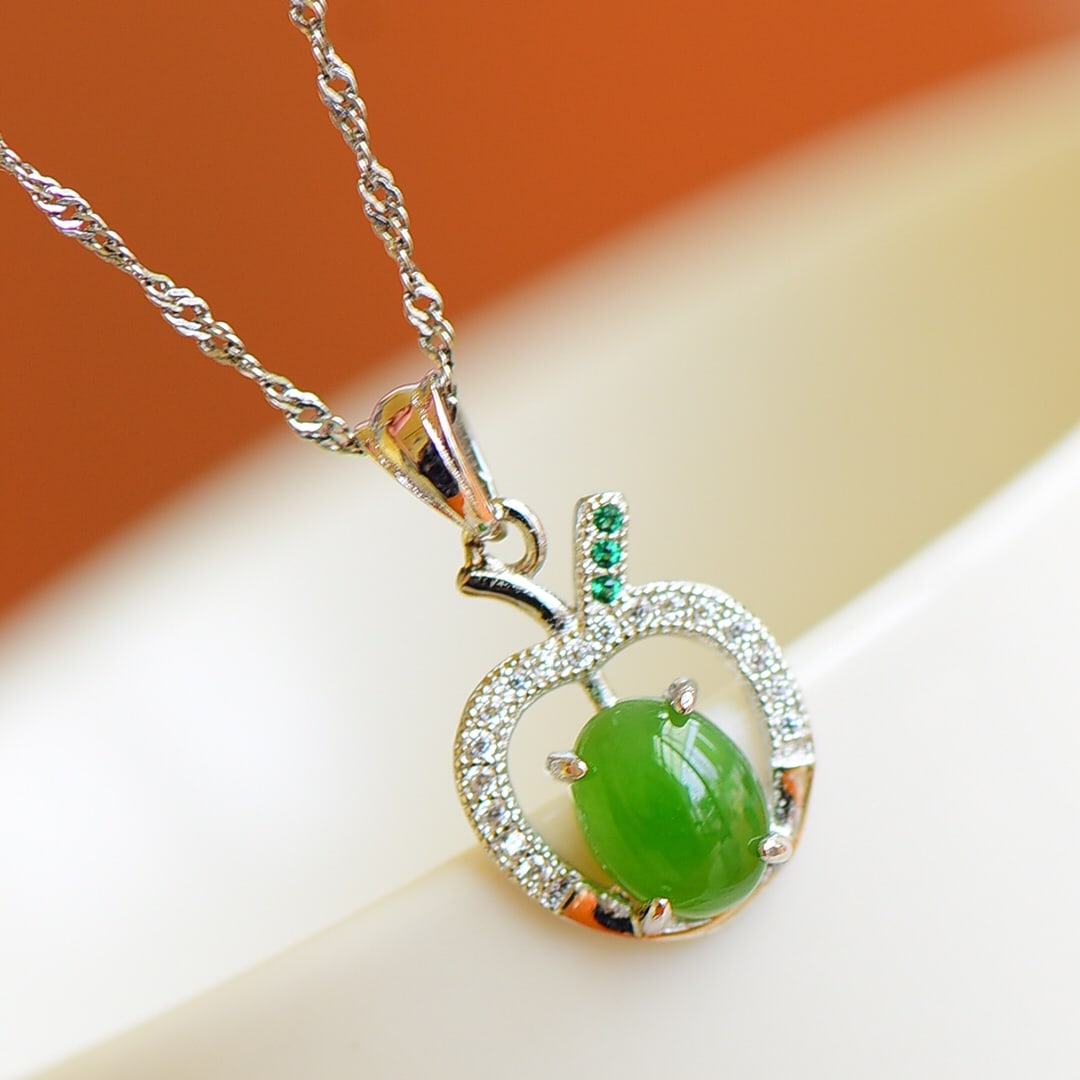 An Exquisite Sterling Silver Inlaid Jasper Pendant,Inlaid Diamond: An Exquisite Sterling Silver Inlaid Jasper Pendant,Inlaid Diamond,Size:0.2inx0.3in 纯银镶碧玉项链,嵌钻石