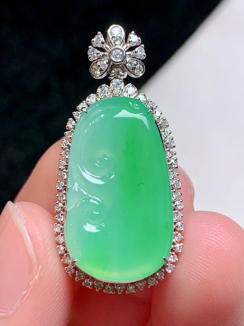 An Exquisite 18k Gold Diamond Inlaid Jadeite Pendant: An Exquisite 18k Gold Diamond Inlaid Jadeite Pendant,Size(Loose Stone):0.8inx0.5in 18k金钻镶嵌翡翠吊坠