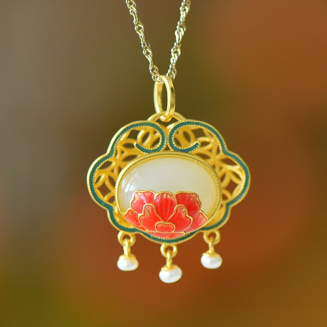 An Exquisite Sterling Silver-Gold Plated Inlaid White Jade Pendant,Inlaid Pearl: An Exquisite Sterling Silver-Gold Plated Inlaid White Jade Pendant,Inlaid Pearl 纯银镀金镶白玉吊坠,嵌珍珠