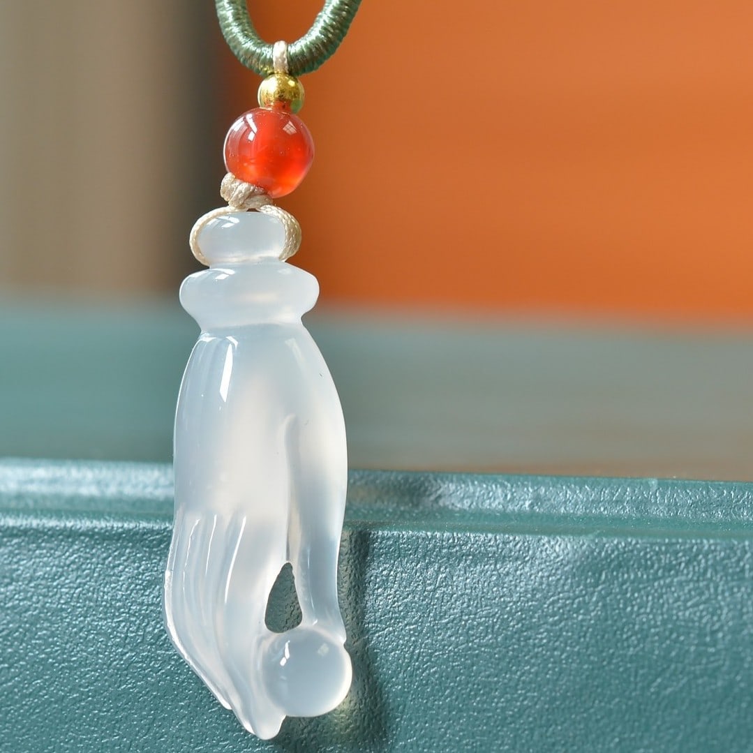 An Exquisite Jadeite Pendant: An Exquisite Jadeite Pendant,Size:0.5inx1.4in 翡翠挂件